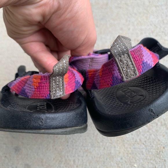 Chaco Girl’s Size 3 Sandals Black with Pink Straps - Picture 3 of 7